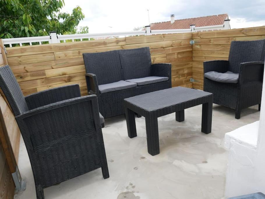 Logement Lumineux Avec Terrasse La Roche-sur-Yon Exteriér fotografie
